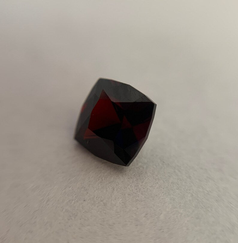 Exquisite Australian Red Garnet for Statement Jewelry_BrainAcademy.store